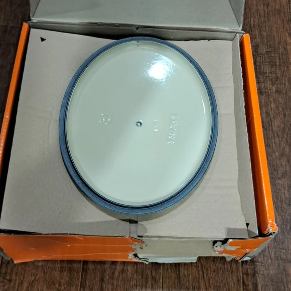 Le Creuset Turquoise Cast Iron Dutch Oven - Picture 6 of 11